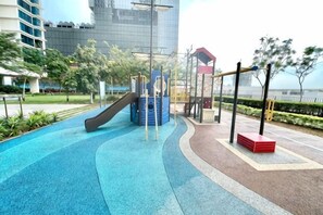 Unclassified image, 5 of 17, button - J Cozy 1-5pax Trefoil Setia Alam 100Mps Wifi & TV (Shah Alam)