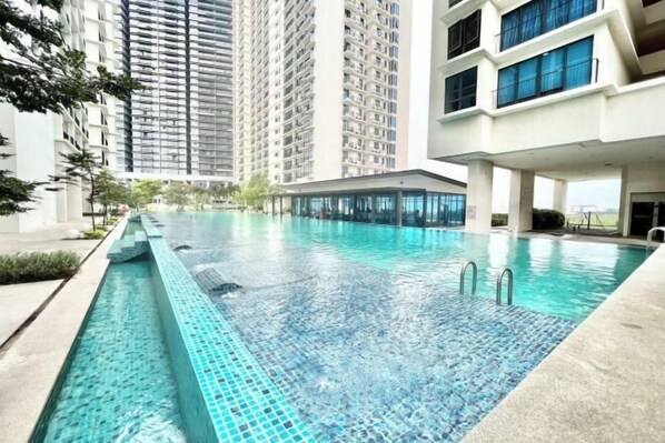 Pool - J Cozy 1-5pax Trefoil Setia Alam 100Mps Wifi & TV (Shah Alam)