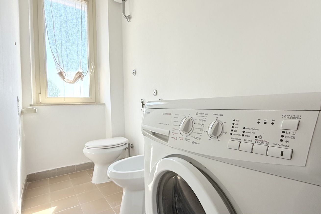 Shower, bidet, towels