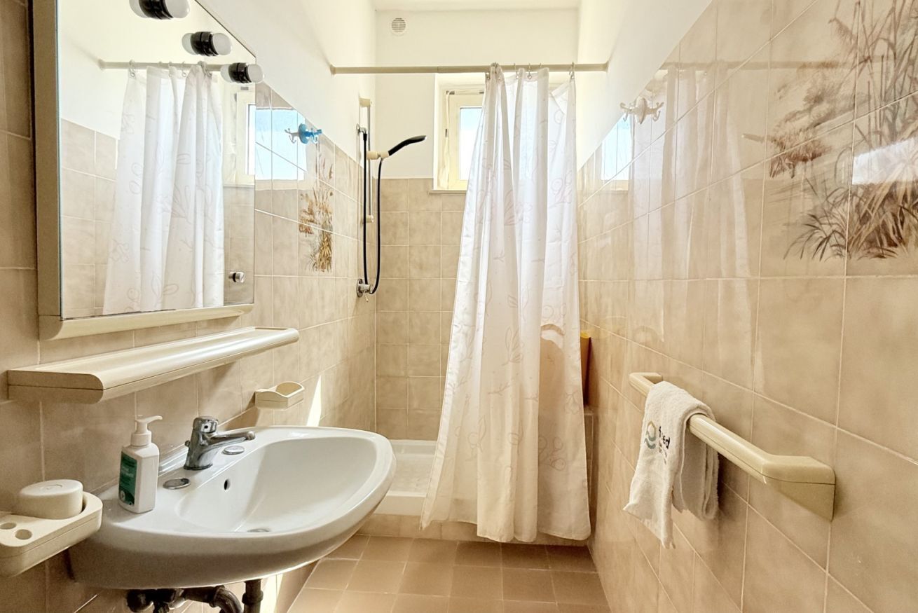 Shower, bidet, towels