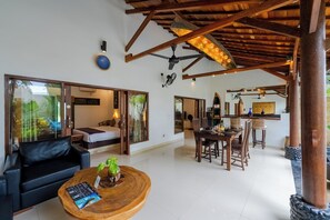 Villa, vistas a la piscina | Zona de estar | Una televisión de pantalla plana