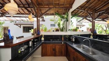 Vila, pemandangan kolam renang | Dapur pribadi | Lemari es, kompor, ketel listrik, dan pemanggang roti