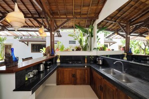 Villa, vistas a la piscina | Cocina privada | Frigorífico, placa de cocina, hervidor eléctrico y tostadora
