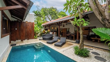 Kolam renang outdoor, dengan kursi berjemur