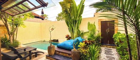 Piscine extérieure, chaises longues