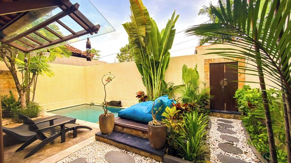 Outdoor pool, sun loungers - Villa Belhara (Seminyak)