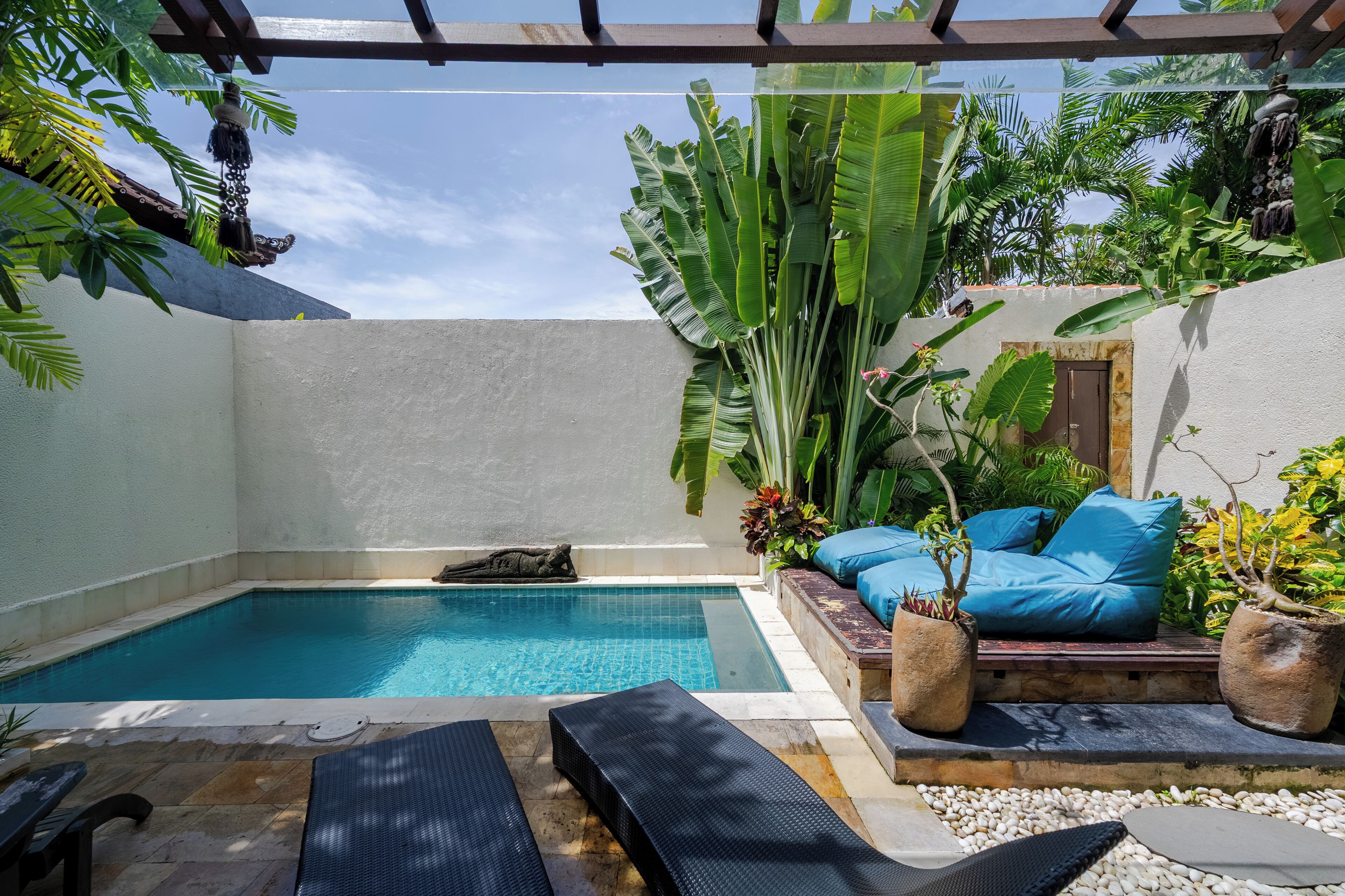 สระว่ายน้ำกลางแจ้ง, เก้าอี้อาบแดดริมสระ