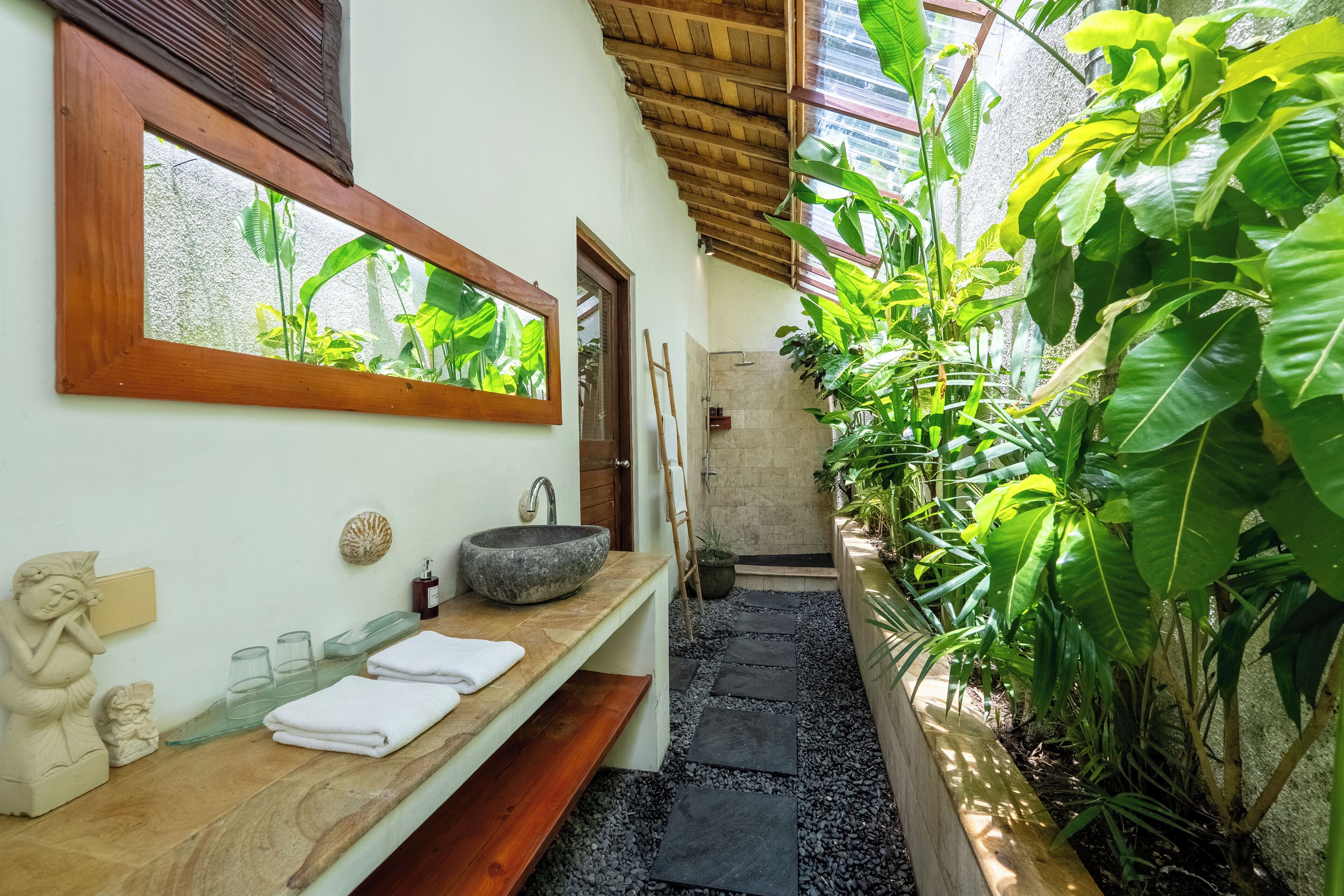 Villa, Pool View | Bathroom | Shower, towels, soap, shampoo