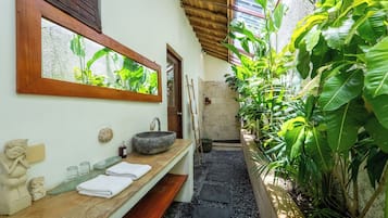 Vila, pemandangan kolam renang | Kamar mandi | Shower, handuk, sabun, dan sampo