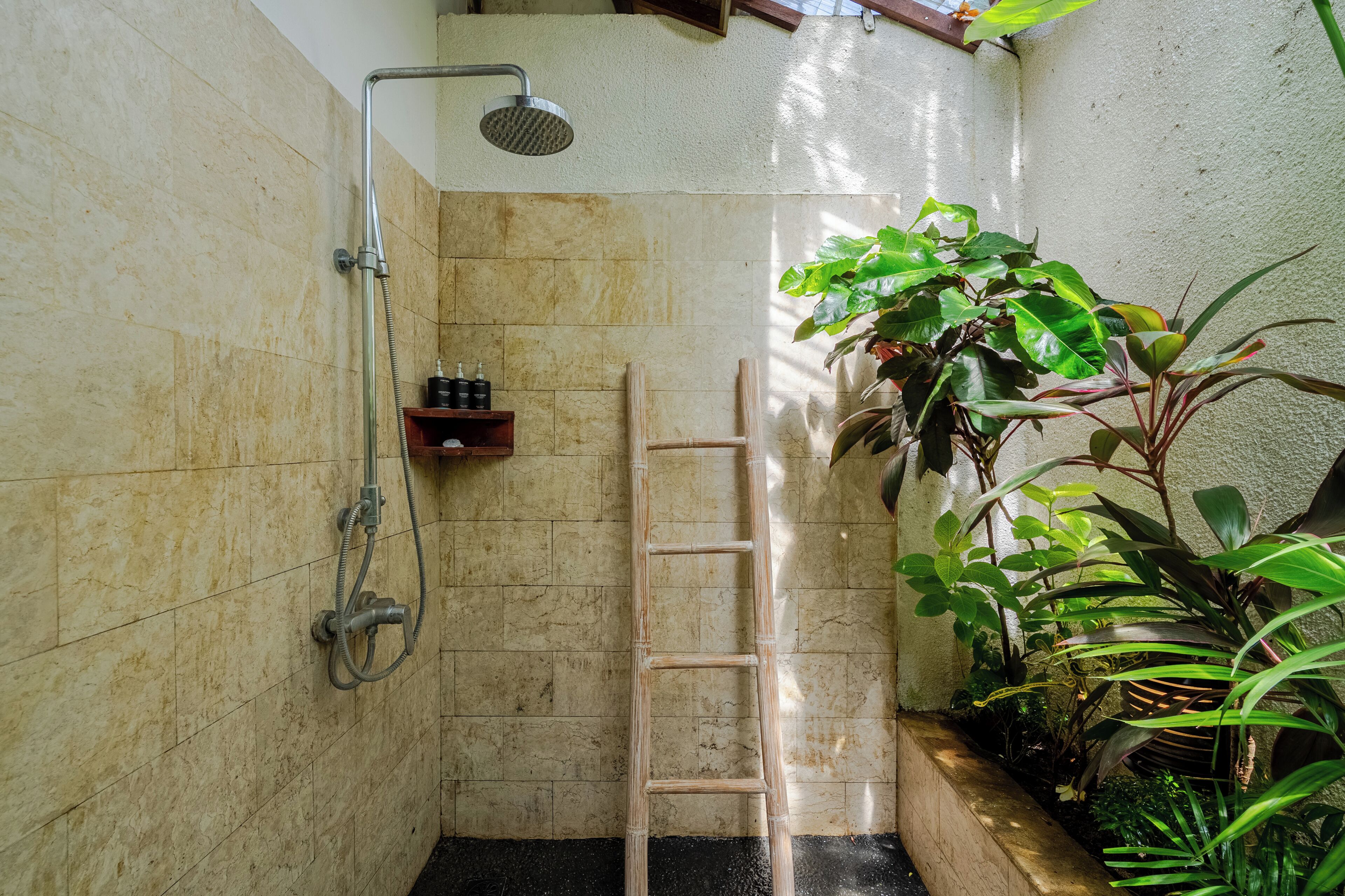 Villa, Pool View | Bathroom | Shower, free toiletries, bidet, towels