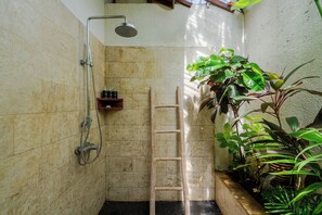 Vila, vista para a piscina | Banheiro | Chuveiro, produtos de toalete grátis, bidê, toalhas de banho