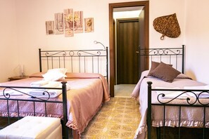Room - Le rose di Santina-quintuple room (Mamoiada)