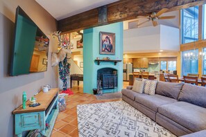 スマートテレビ、暖炉、DVD プレーヤー