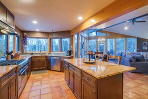 冷蔵庫、電子レンジ、オーブン、コンロ