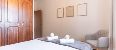 2 habitaciones, tabla de planchar con plancha y cuna de viaje