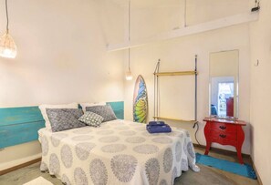 Tabla de planchar con plancha, wifi y ropa de cama