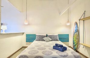 Tabla de planchar con plancha, wifi y ropa de cama