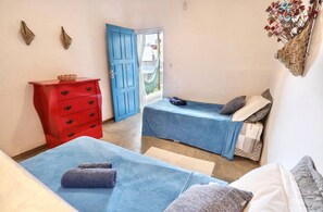 Tabla de planchar con plancha, wifi y ropa de cama