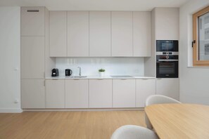 Coffee/tea maker, fridge, microwave, oven - Elegant Apartment | Parking | Balcony (Warszawa)
