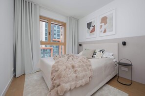 2 bedrooms, desk, iron/ironing board, travel cot - Elegant Apartment | Parking | Balcony (Warszawa)