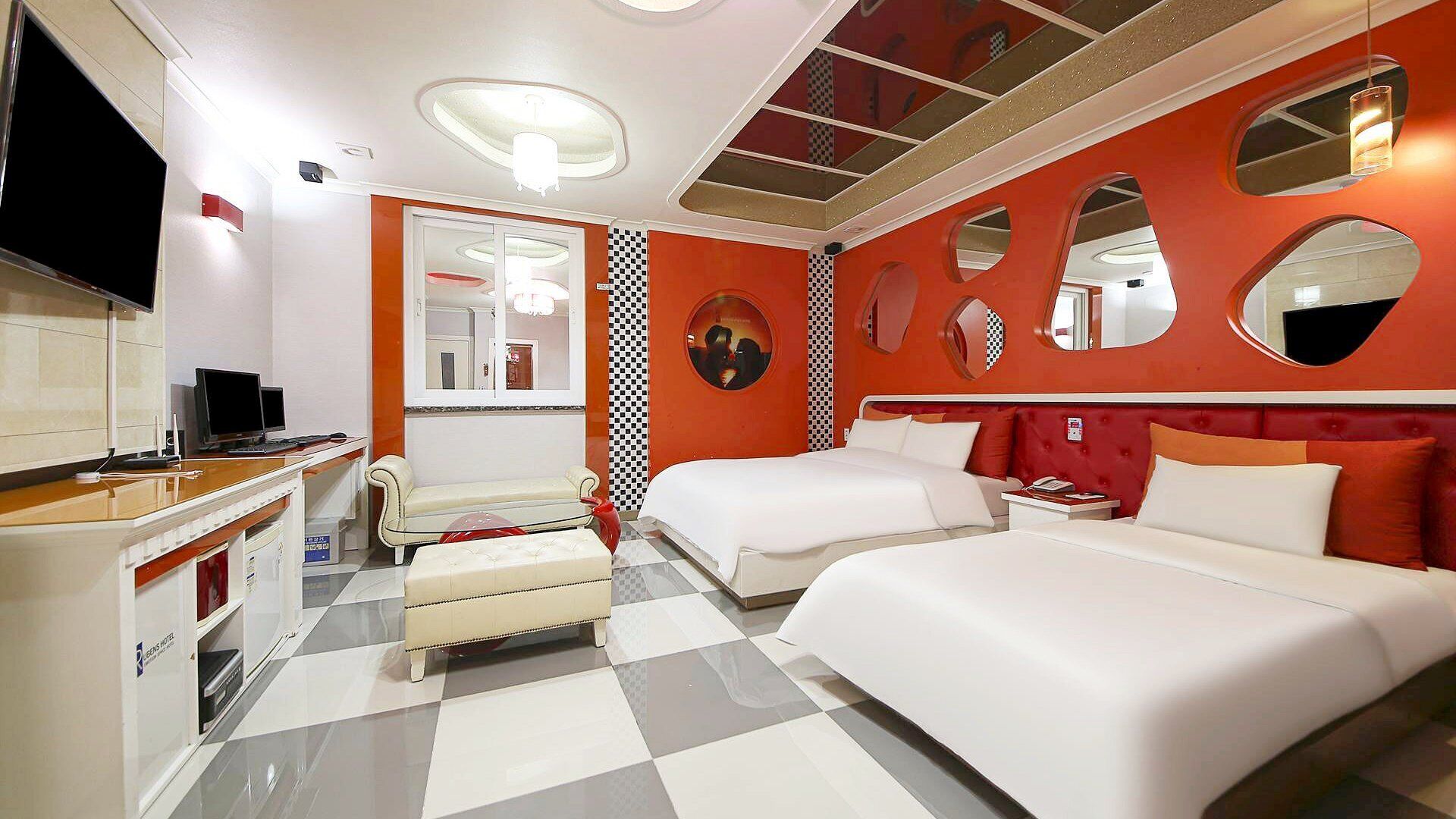 Suite Twin | Premium bedding, down comforters, pillowtop beds, free WiFi