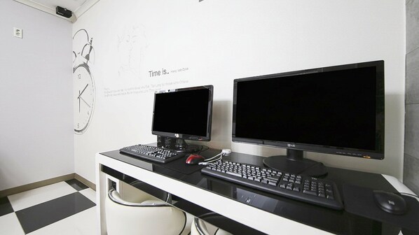 Un espacio de trabajo con dos monitores, un teclado y un ratón sobre un escritorio.
