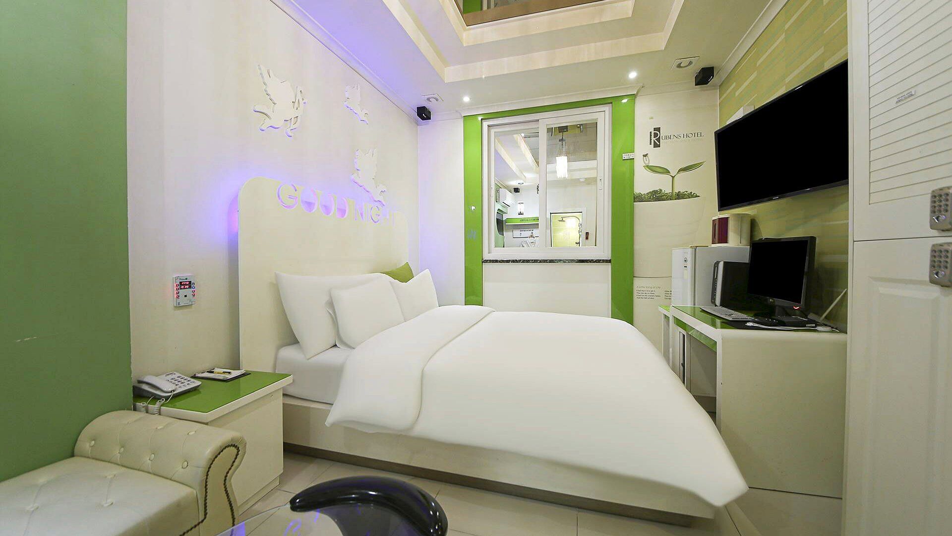 Standard | Premium bedding, down comforters, pillowtop beds, free WiFi