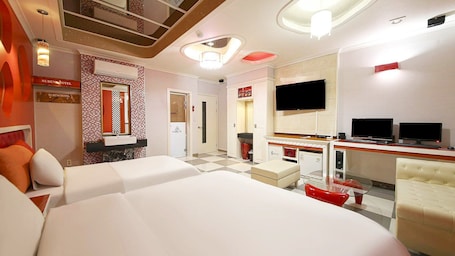 Ropa de cama de alta calidad, cubrecamas y colchones con pillow-top . From H Rubens Hotel Mokpo Pyeonghwa Square