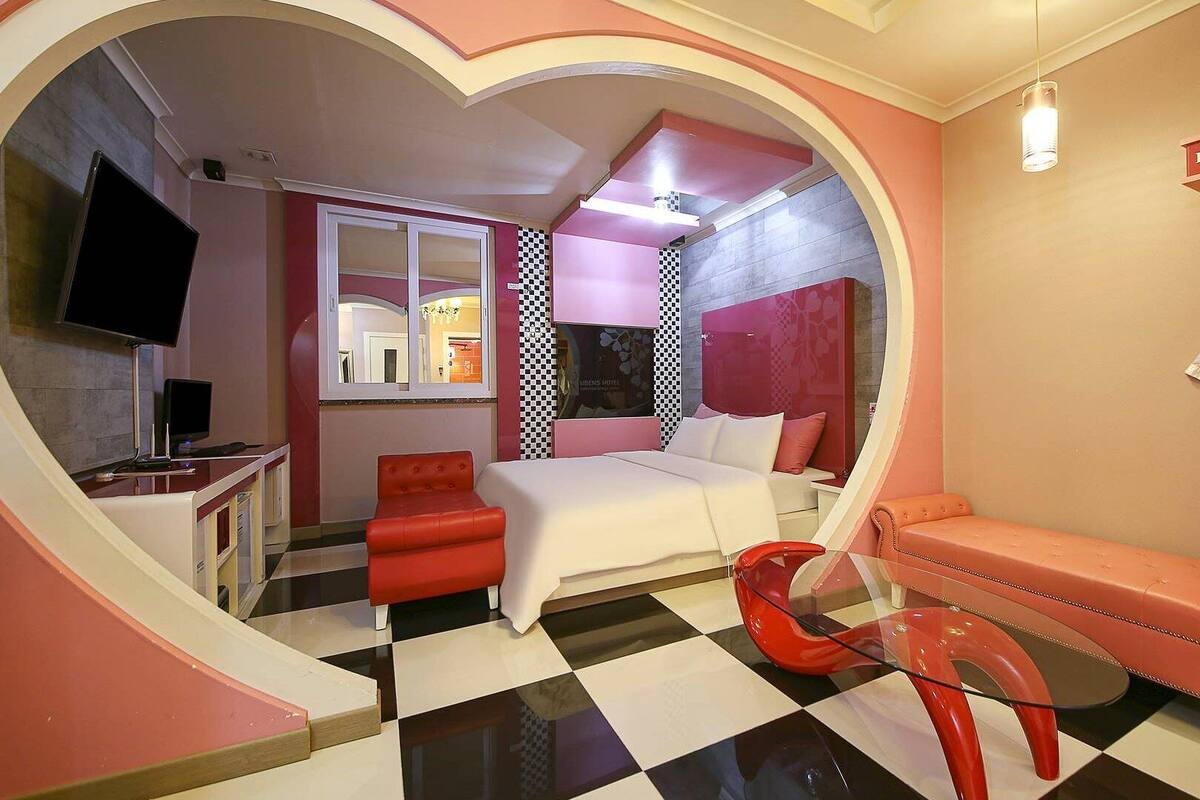 Premier | Premium bedding, down comforters, pillowtop beds, free WiFi