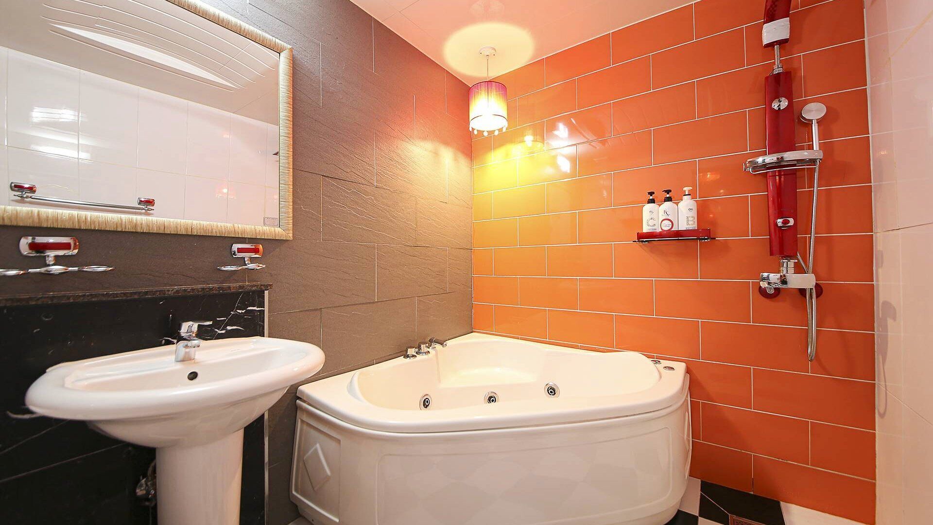Bañera y ducha independientes, secador de pelo, batas, pantuflas