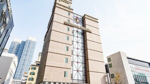 A tall hotel building with a modern design, featuring a prominent name sign at the top. - From H Rubens Hotel Mokpo Pyeonghwa Square (Mokpo)