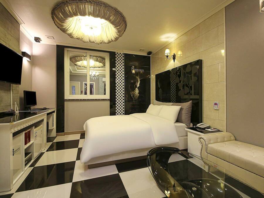 Deluxe | Premium bedding, down comforters, pillowtop beds, free WiFi