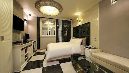 Deluxe | Premium bedding, down comforters, pillowtop beds, free WiFi