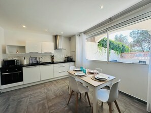 Een koelkast, een magnetron, een oven, een kookplaat