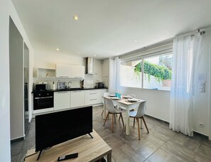 Fridge, microwave, oven, stovetop - - Casa Ucalitu- Beachfront (Borgo)