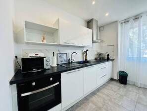 Een koelkast, een magnetron, een oven, een kookplaat