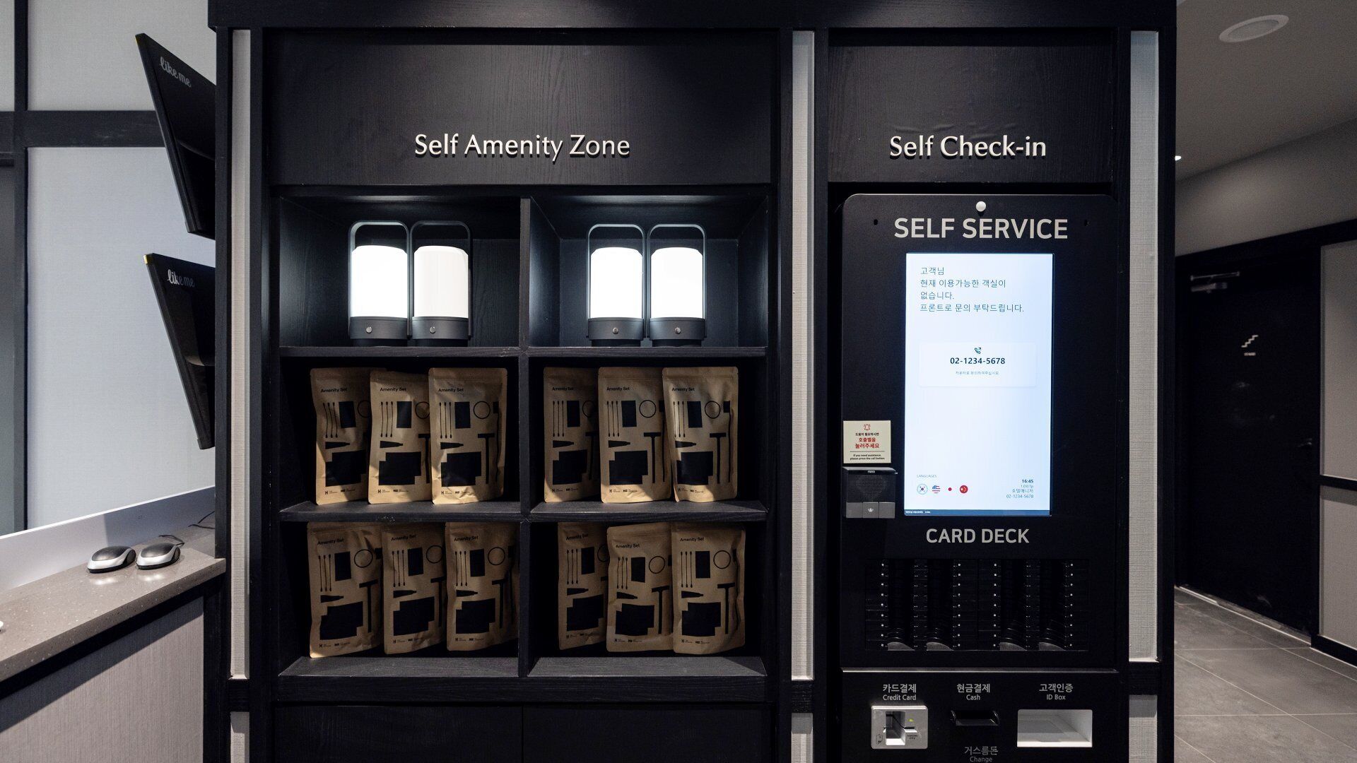 Quiosco de autoservicio con terminal de tarjetas, registro automático y zona de servicios propia.