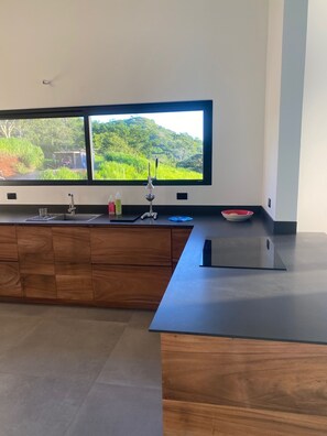 Fridge, oven, stovetop, coffee/tea maker