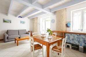 Dining - Holiday Home 'Le Nid - Gîtes Les Grandes Chaumes' with Private Terrace, Garden & Wi-Fi (Surgères)