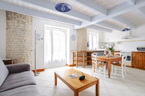 TV, ping pong - Holiday Home 'Le Nid - Gîtes Les Grandes Chaumes' with Private Terrace, Garden & Wi-Fi (Surgères)