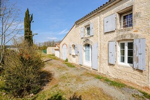 Exterior - Holiday Home 'Le Nid - Gîtes Les Grandes Chaumes' with Private Terrace, Garden & Wi-Fi (Surgères)