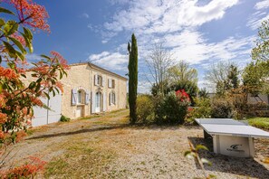 Property grounds - Holiday Home 'Le Nid - Gîtes Les Grandes Chaumes' with Private Terrace, Garden & Wi-Fi (Surgères)