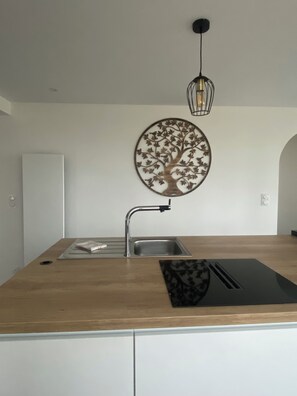 Private kitchen - Gîte Panoramique 6 pers with exceptional view of the heights of Mont Cassel (Cassel)