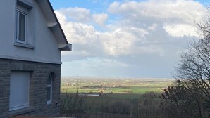 Un edificio in pietra con vista su un paesaggio rurale.