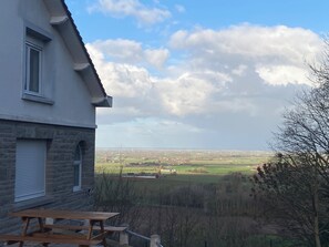 Outdoor dining - Gîte Panoramique 6 pers with exceptional view of the heights of Mont Cassel (Cassel)
