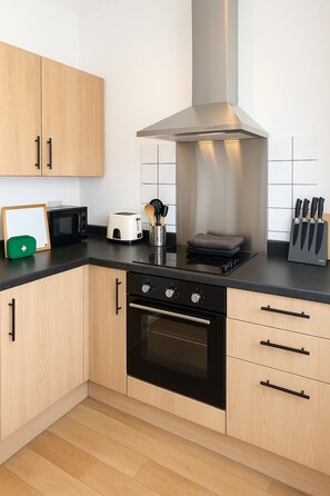 Een koelkast, een microgolfoven, een oven, een kookplaat