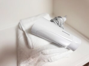 Secadora de cabello, toallas, jabón, papel de baño 