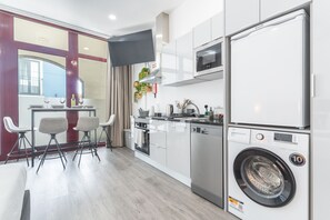 Fridge, microwave, oven, stovetop - Santa Cruz Studio 2 by Atlantic Holiday (Santa Cruz)