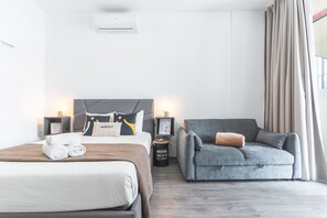 1 habitación, tabla de planchar con plancha y cuna de viaje 