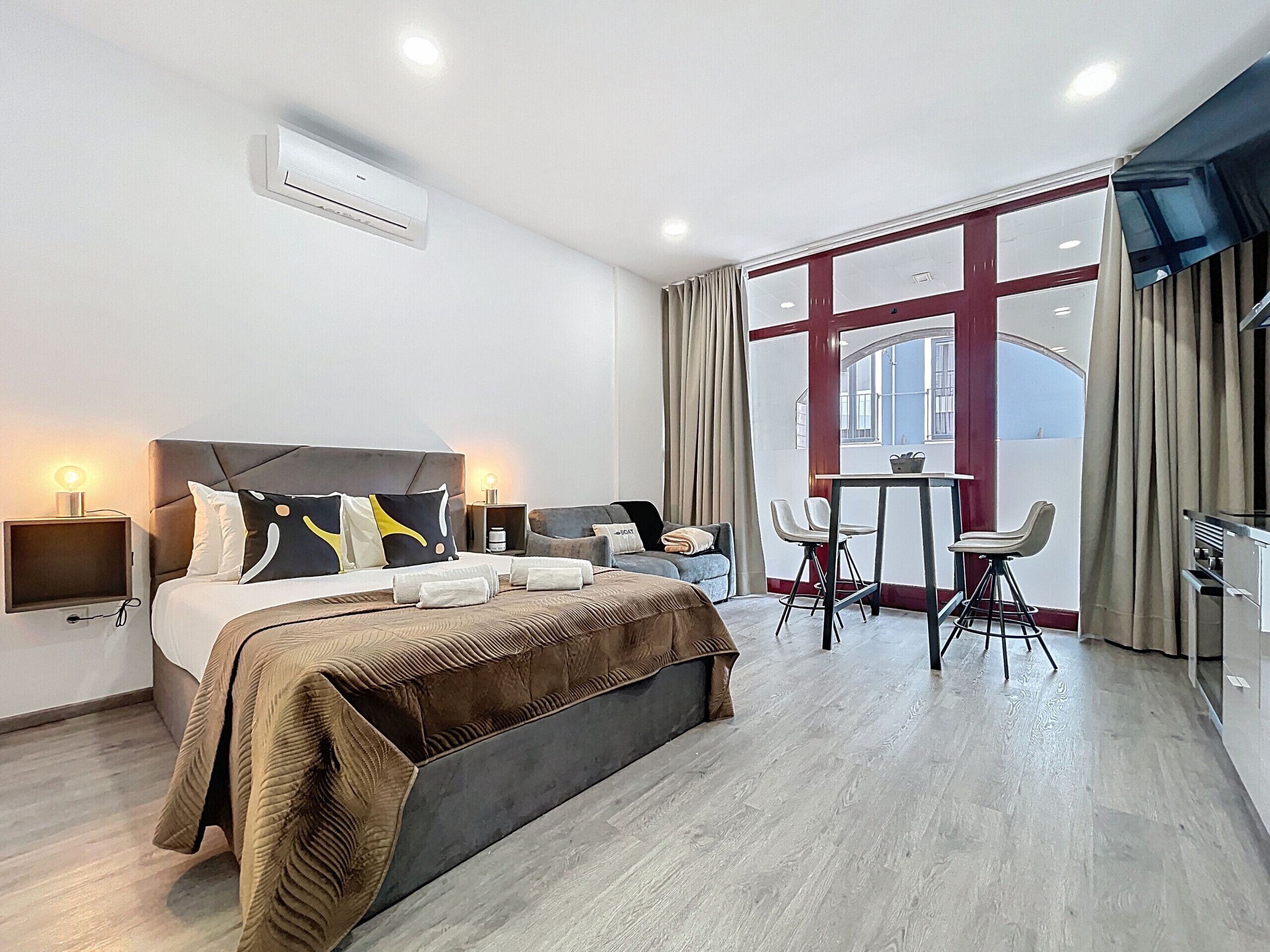 Tabla de planchar con plancha, cuna de viaje y wifi gratis 